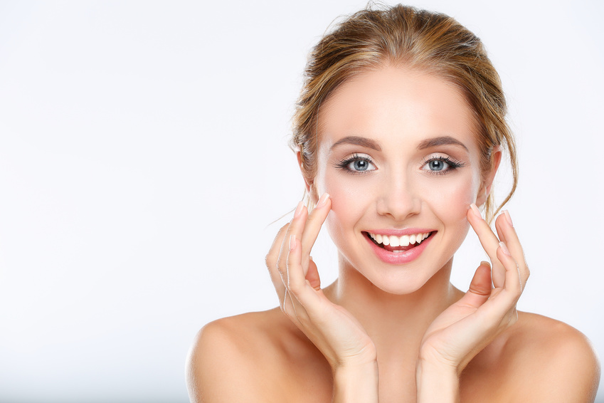 Klassische Dermatologie Frau mit strahlender Haut nach Hollywood-Peeling