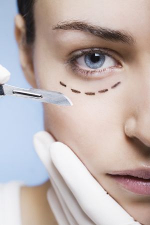 Augenlidstraffung Operative Dermatologie bei med aesthet in Frankfurt