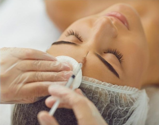 Carboxy Frau während Carboxytherapie