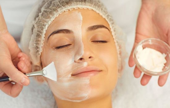 Chemisches Peeling Frau während chemischem Peeling in Frankfurt