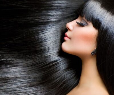 Haarausfall Frau mit vollem Haar nach Haarausfall-Therapie