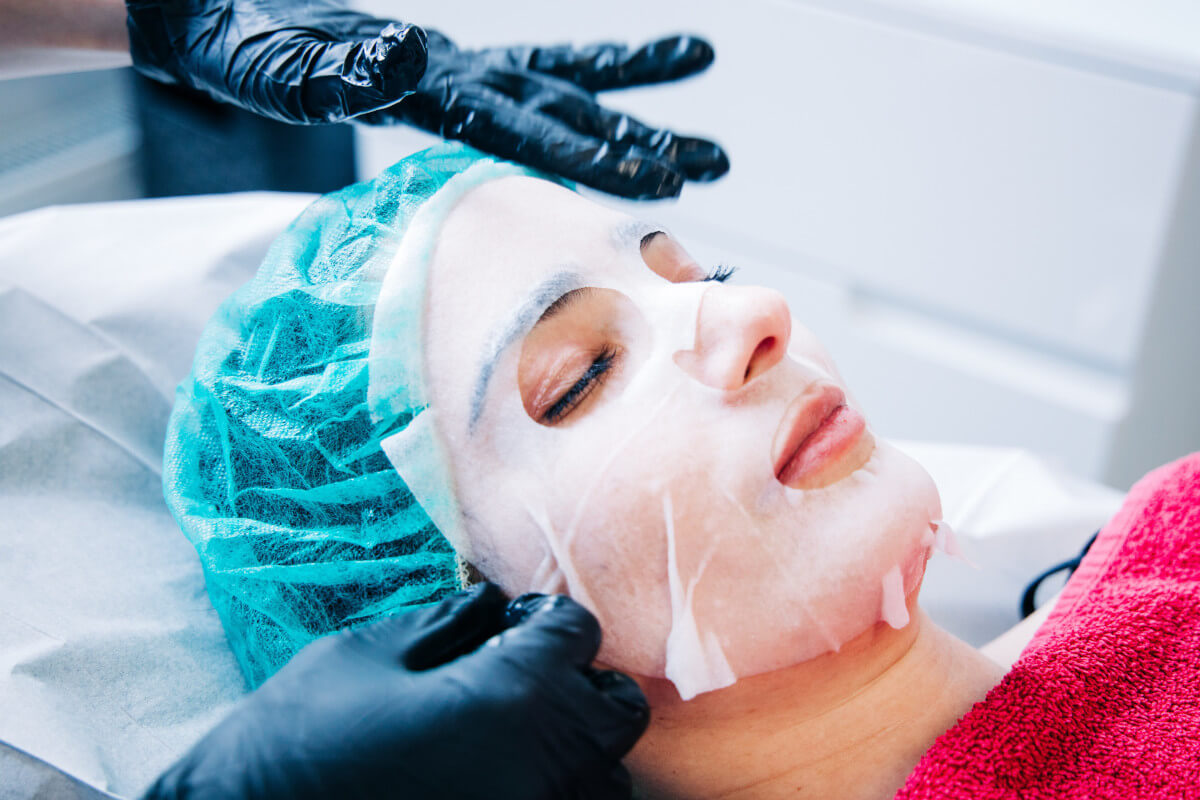 Medizinische Kosmetik Bild von Frau Dr. Shab bei der Behandlung mit Gesichtsmaske